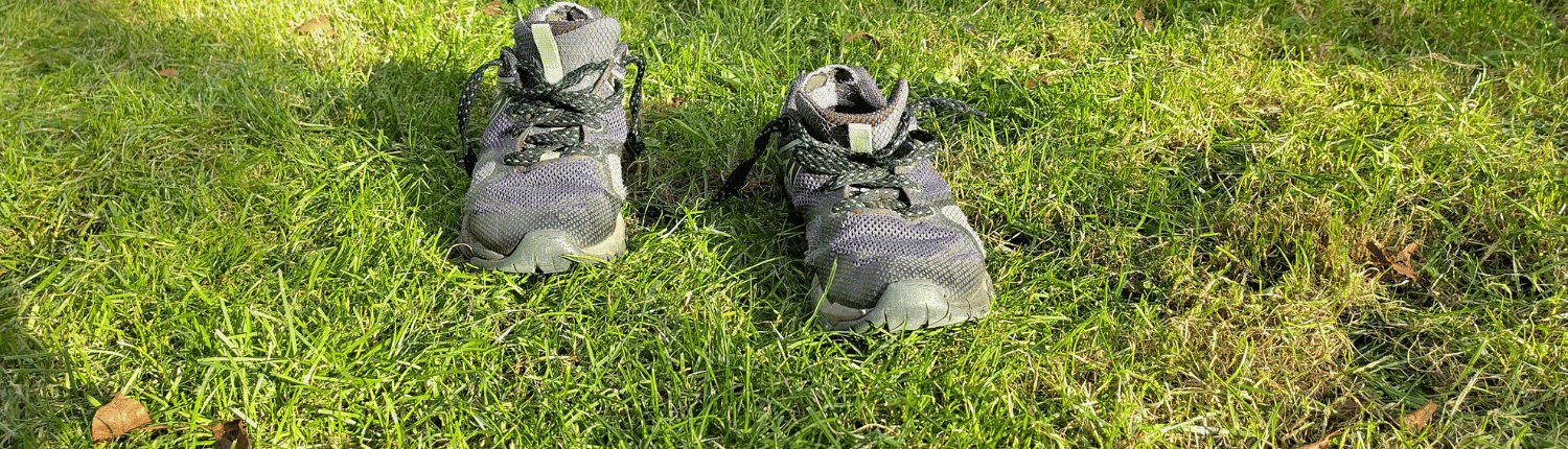 Schoenen gras